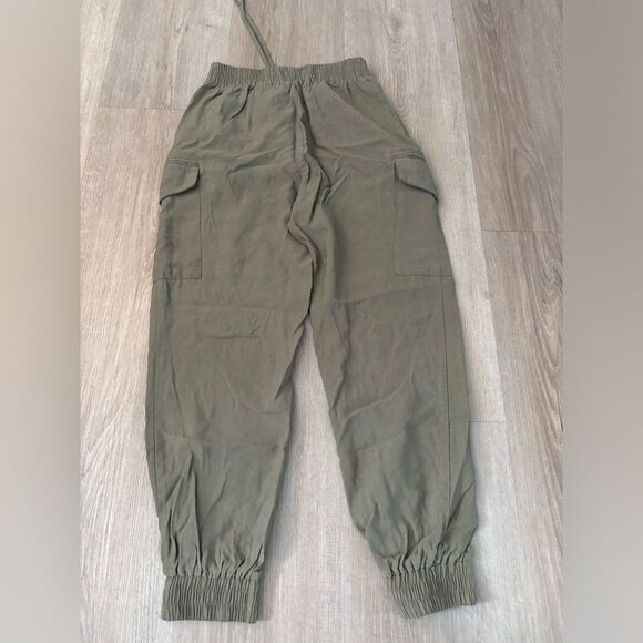 Lulus cargo capri pants very lightweight used in good condition - Picture 2 of 4